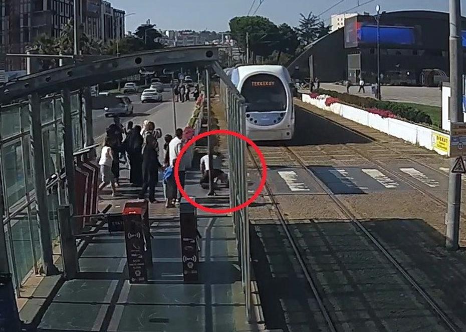 Hayat Kurtaran Güvenlik Görevlisinin Hızlı Müdahalesiyle Yaşanan Destansı An