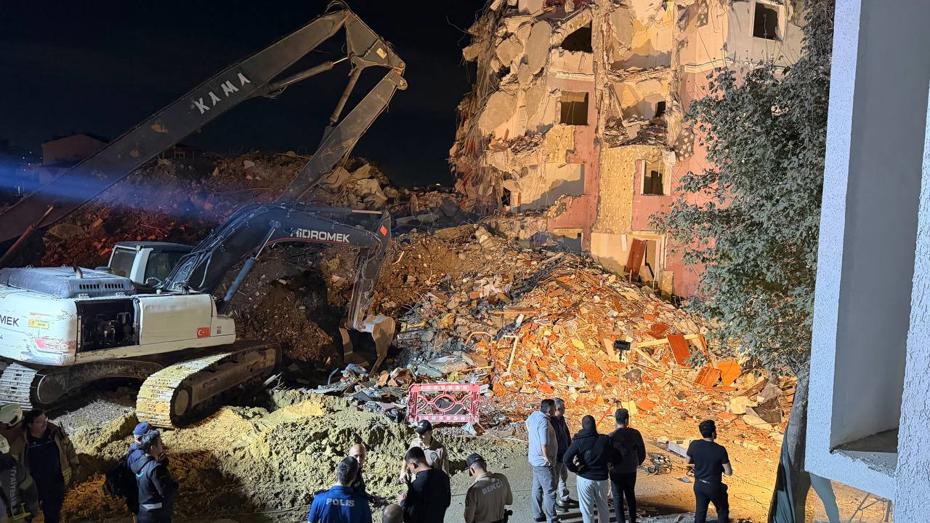 Küçükçekmece'de Yıkım Sırasında Bina Çöktü: 3 Yaralı