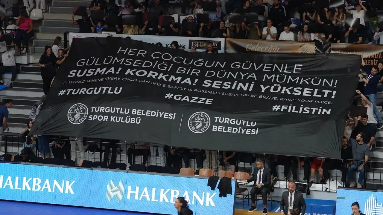 Turgutlu’da Okul Saldırısının Ardından Çocuklara Yönelik Şiddete Karşı Tribünlerde Koreografi