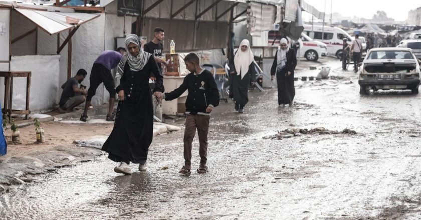 Gazze Hükümeti: İsrail, Filistinlileri güvenli olduğunu iddia ettiği alanlarla aldatıyor