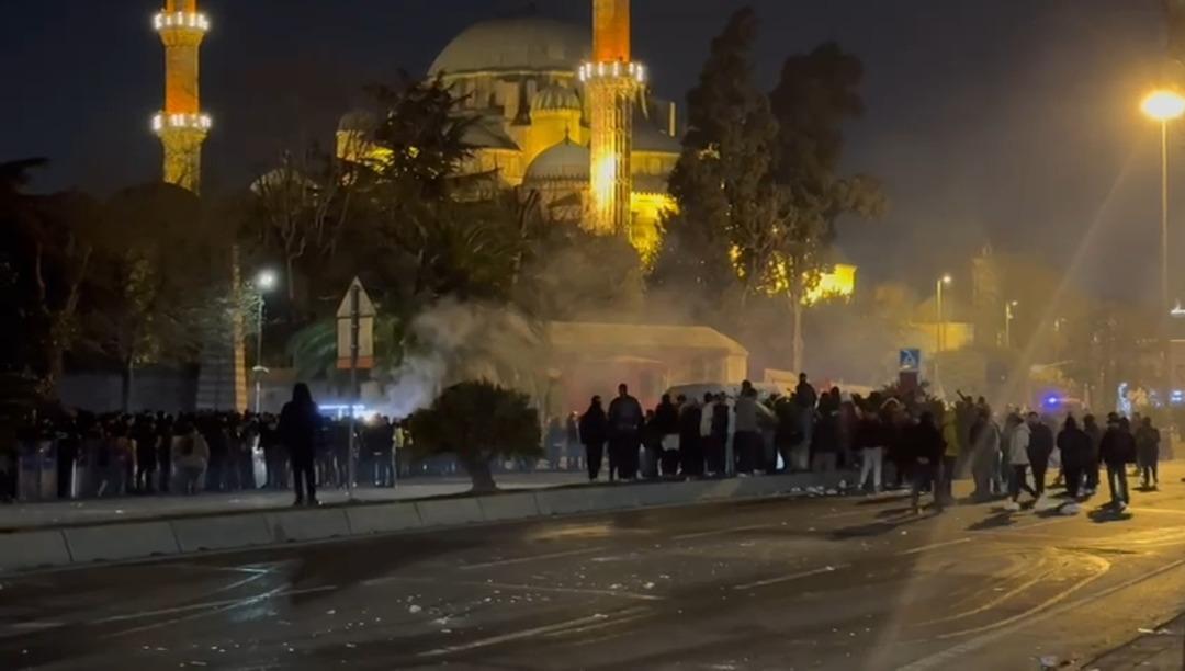 İstanbul --- Sarachanedeki-Protestocula_622938_184416