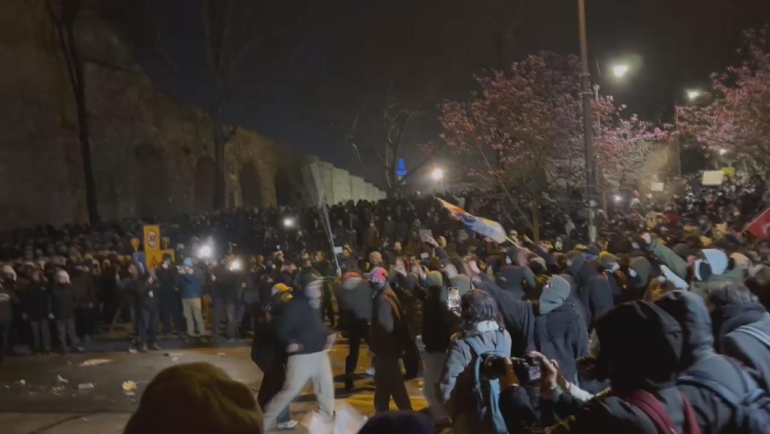 İstanbul --- Sarachanedeki-Protestocula_622721_184416