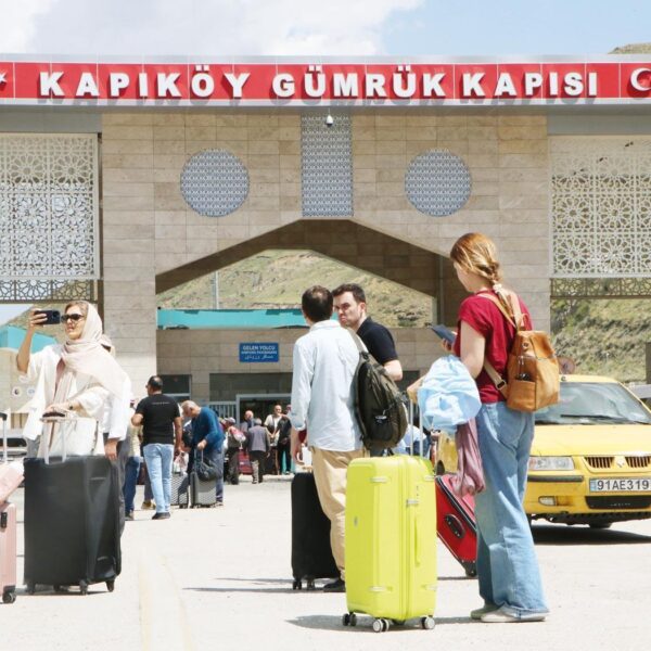 Füzeler yaklaşık 3.3 milyon turistin tatilini etkiler