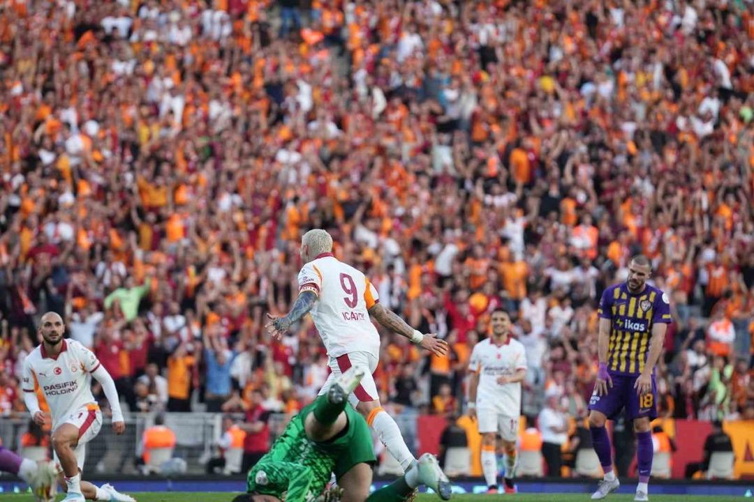 Galatasaray'ın koçu Okan Buruk, oyunun sonunda Osimhen'in devletini duyurdu! 4