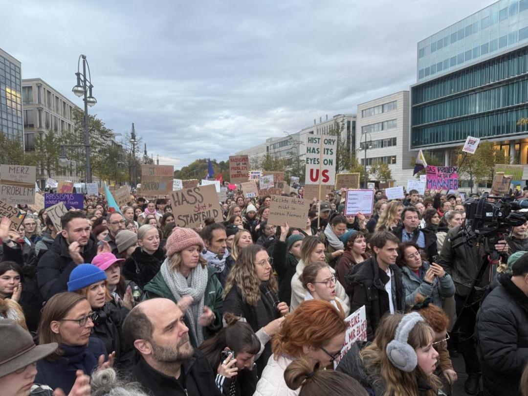 Almanya Başbakanı Merz, parti genel merkezi önünde binlerce kişi tarafından protesto edildi 2