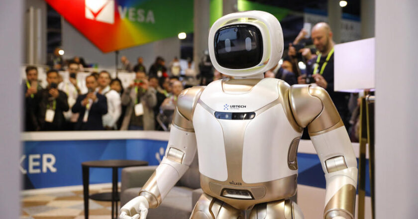 Çin’in Robotları Rehberlik Yapmaya Başlıyor: Fabrikalarda Devriye Turu Atacaklar